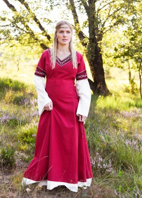 Robe Alvina rouge et blanc portée en extérieur pour reconstitution historique, GN et LARP