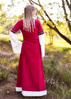 Vue arrière de la robe Alvina rouge et blanc avec coupe longue ample pour reconstitution historique, GN et LARP