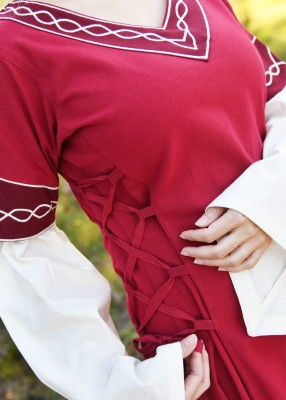 Détail du laçage latéral de la robe Alvina rouge et blanc avec manches évasées pour reconstitution historique, GN et LARP