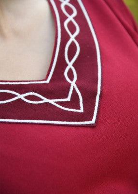 Détail du col brodé de la robe Alvina rouge et blanc avec finition contrastée pour reconstitution historique, GN et LARP