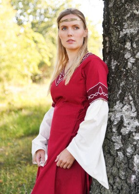 Robe Alvina rouge et blanc portée près d’un arbre pour reconstitution historique, GN et LARP