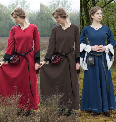 Robe bliaut Amal présentée en trois coloris brun, rouge/noir et bleu/blanc pour reconstitution historique, GN et LARP