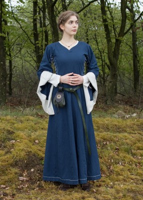 Robe bliaut Amal bleu et blanc portée en extérieur avec ceinture et aumônière pour reconstitution historique, GN et LARP