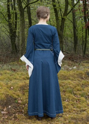 Vue arrière de la robe bliaut Amal bleu et blanc avec silhouette ample pour reconstitution historique, GN et LARP