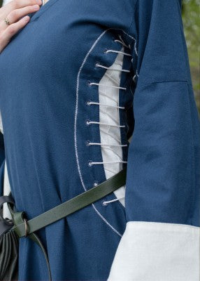 Détail des ouvertures latérales lacées de la robe bliaut Amal bleu et blanc avec manches contrastées