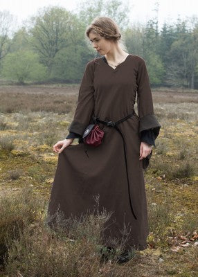 Robe bliaut Amal brune portée en extérieur avec ceinture et aumônière pour reconstitution historique, GN et LARP
