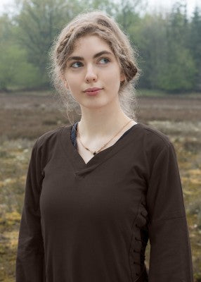 Portrait de la robe bliaut Amal brune montrant l’encolure, le buste et la coupe ajustée