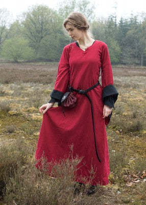 Robe bliaut Amal rouge et noir portée en extérieur avec ceinture et aumônière pour reconstitution historique, GN et LARP