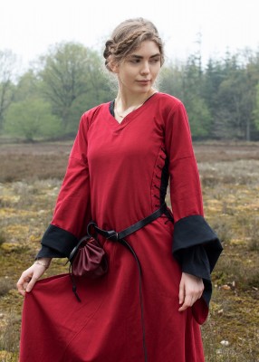 Vue trois quarts de la robe bliaut Amal rouge et noir, avec poignets contrastés et coupe ample