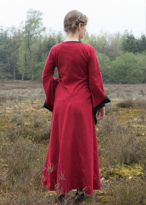 Vue arrière de la robe bliaut Amal rouge et noir avec silhouette longue pour reconstitution historique, GN et LARP