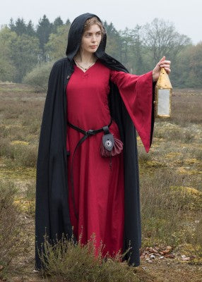 Robe bliaut Amal rouge et noir portée avec cape noire et lanterne pour reconstitution historique, GN et LARP