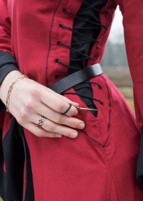 Détail des ouvertures latérales lacées de la robe bliaut Amal rouge et noir avec contraste noir