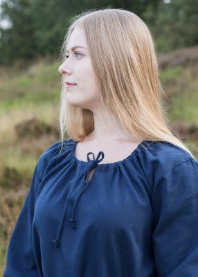 Robe médiévale Ana en coton – bleu – gros plan encolure froncée, fente réglable au lien, tissu coton, style viking sobre