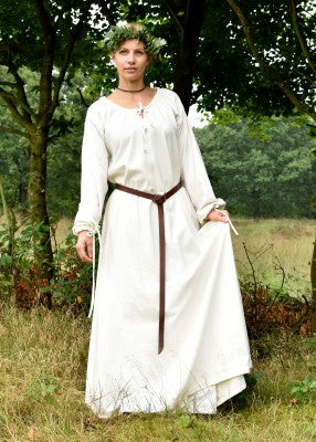 Robe médiévale Ana en coton – naturel – portée en extérieur, encolure froncée à lien, jupe ample à goussets, style viking