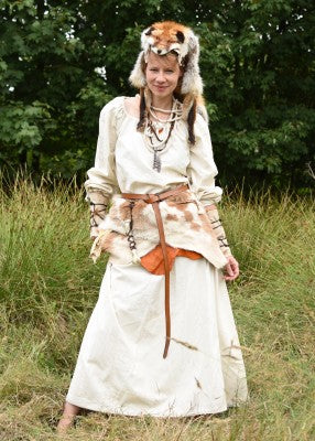 Robe médiévale Ana en coton – naturel – tenue viking accessoirisée, ceinture cuir et superpositions, encolure froncée à lien