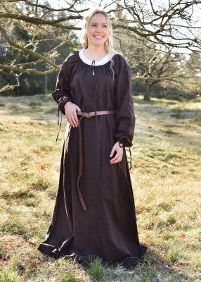 Robe médiévale Ana en coton – brun – vue de face portée encolure froncée à lien, manches ajustables, robe longue ample viking