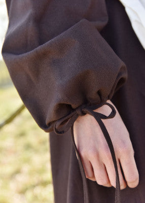 Robe médiévale Ana en coton – brun – gros plan bas de manche froncé, lien de serrage réglable, finition simple médiévale