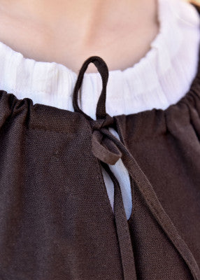 Robe médiévale Ana en coton – brun – détail encolure froncée avec fente et lien, couture simple, rendu viking crédible sobre