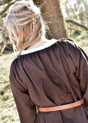 Robe médiévale Ana en coton – brun – détail dos et encolure froncée, tissu coton, finition simple pour tenue viking de base
