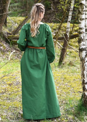 Robe médiévale Ana en coton – vert – vue de dos portée, jupe ample à goussets, manches longues à liens, ceinture cuir brun