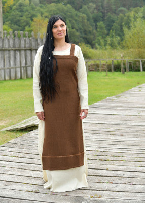 Robe tablier viking Annik brune portée sur robe claire, vue de face pour reconstitution historique, GN et LARP