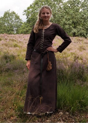 Robe cotehardie Ava brune à manches longues, portée en extérieur avec ceinture et aumônière pour reconstitution, GN et LARP