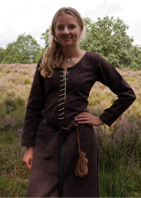 Vue de face de la robe cotehardie Ava brune à manches longues avec laçage frontal pour reconstitution, GN et LARP