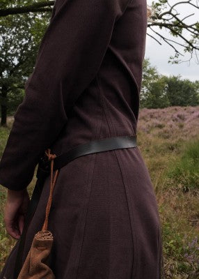 Détail de profil de la robe cotehardie Ava brune à manches longues montrant la taille et la jupe