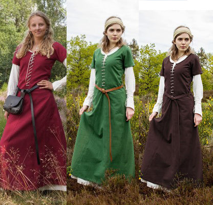 Robe cotehardie Ava à manches courtes présentée en trois coloris brun, bordeaux et vert pour reconstitution, GN et LARP
