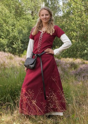 Robe cotehardie Ava bordeaux à manches courtes, portée en extérieur avec ceinture et sac pour reconstitution, GN et LARP
