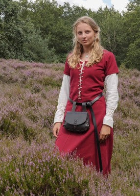 Robe cotehardie Ava bordeaux à manches courtes, vue de face avec laçage frontal et ceinture pour reconstitution, GN et LARP
