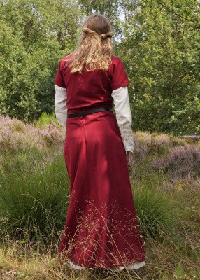 Vue arrière de la robe cotehardie Ava bordeaux à manches courtes, avec jupe longue et ceinture pour reconstitution, GN et LARP