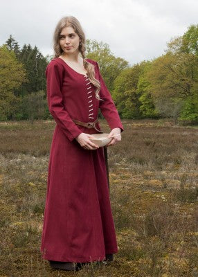 Robe cotehardie Ava bordeaux à manches longues, portée en extérieur pour reconstitution historique, GN et LARP