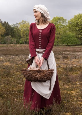 Robe cotehardie Ava bordeaux à manches longues, portée avec tablier et panier pour reconstitution historique, GN et LARP