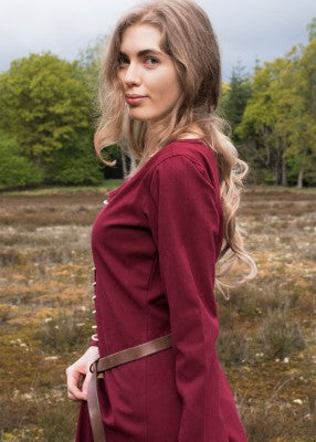 Vue de profil de la robe cotehardie Ava bordeaux à manches longues pour reconstitution historique, GN et LARP