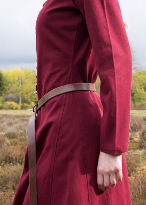 Détail de la taille et de la coupe ajustée de la robe cotehardie Ava bordeaux à manches longues