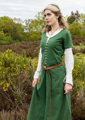 Vue trois quarts de la robe cotehardie Ava verte à manches courtes, avec laçage frontal pour reconstitution, GN et LARP