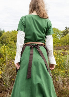 Vue arrière de la robe cotehardie Ava verte à manches courtes, avec ceinture nouée et jupe à godets