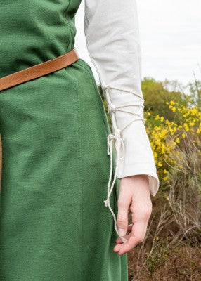 Détail de la manche, de la taille et du tissu vert de la robe cotehardie Ava en coton canvas