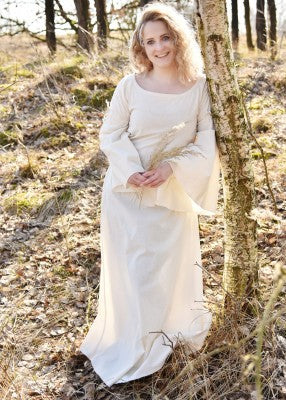 Robe Burglinde blanche à manches trompette portée en forêt pour reconstitution historique, GN et LARP