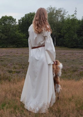 Vue arrière de la robe Burglinde blanche portée avec ceinture pour reconstitution historique, GN et LARP