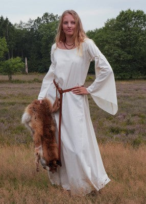 Robe Burglinde blanche à manches trompette portée avec ceinture en extérieur