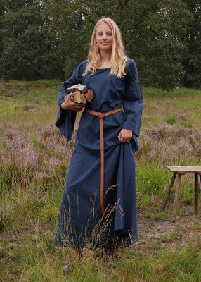 Robe Burglinde bleue à manches trompette portée avec ceinture pour reconstitution historique, GN et LARP