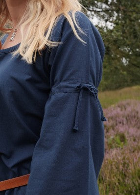 Détail de la manche trompette et du laçage au bras sur la robe Burglinde bleue