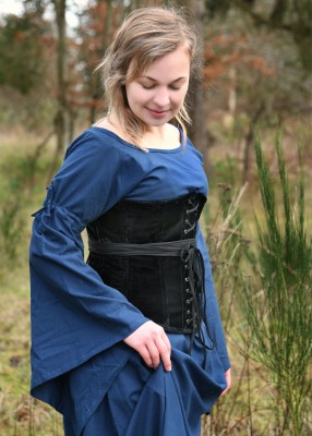 Robe Burglinde bleue portée avec corset noir pour reconstitution historique, GN et LARP