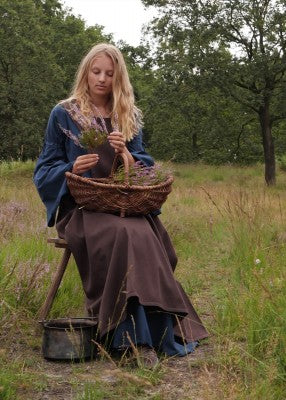 Robe Burglinde bleue à manches trompette portée assise avec panier en extérieur