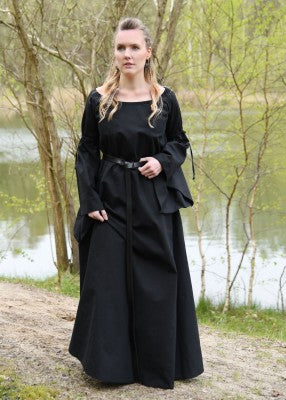 Robe Burglinde noire à manches trompette portée en extérieur pour reconstitution historique, GN et LARP