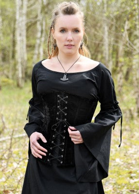 Robe Burglinde noire portée avec corset noir pour reconstitution historique, GN et LARP