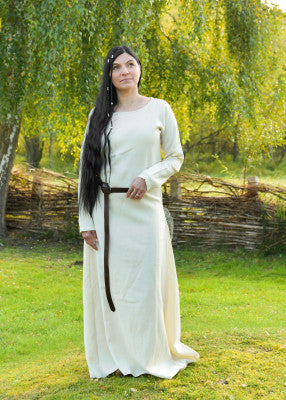 Robe viking Celeste blanche portée de face en extérieur, avec ceinture, pour reconstitution historique, GN et LARP