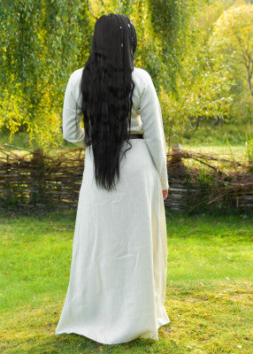 Vue arrière de la robe viking Celeste blanche avec coupe ample et godets pour reconstitution historique, GN et LARP